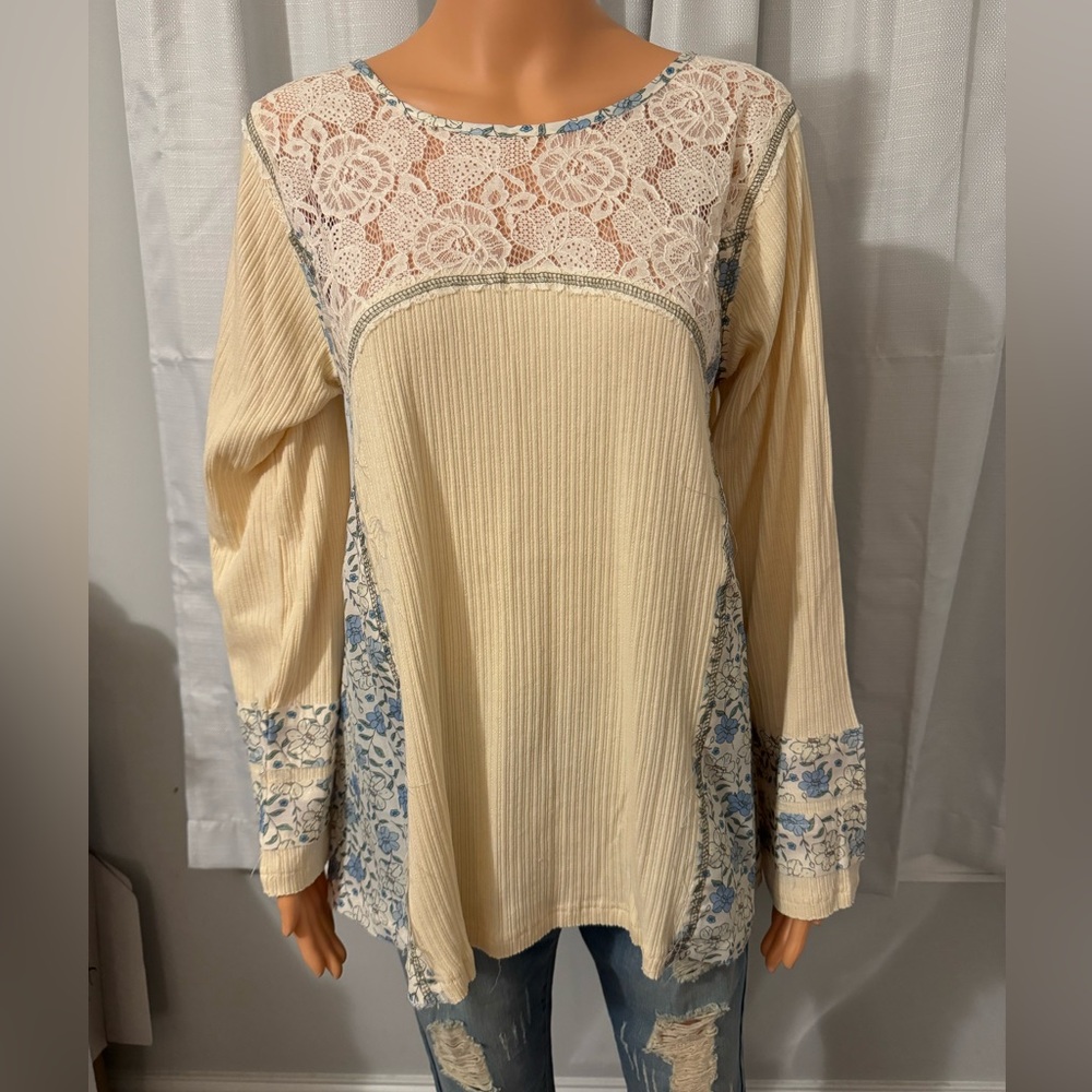 Pretty POL size S cream blue floral lace accent long sleeve criss cross shirt